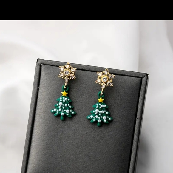 ** BRAND NEW BEAUTIFUL CHRISTMAS TREE EARRINGS - Picture 3 of 4